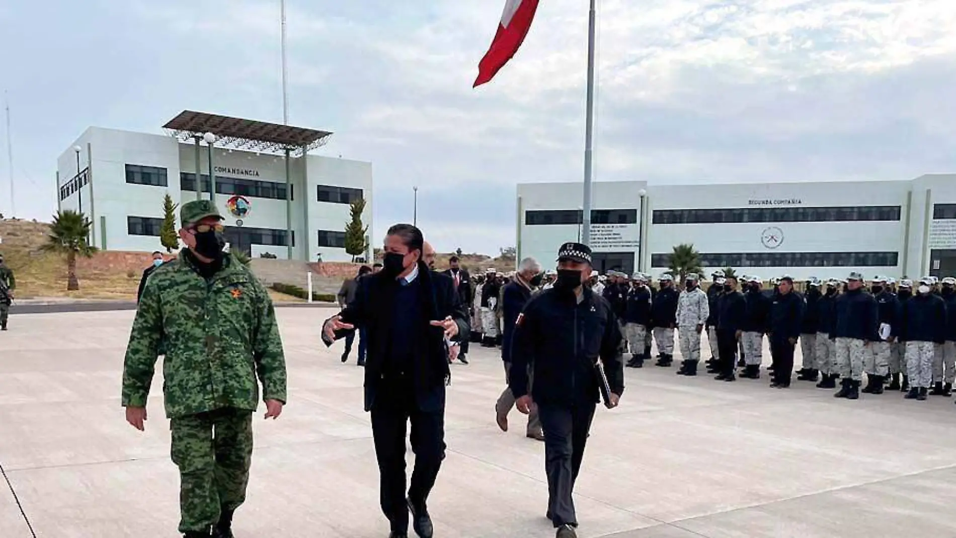 David Monreal, gobernador de Zacatecas (C) recibiendo a elementos de la Guardia Nacional